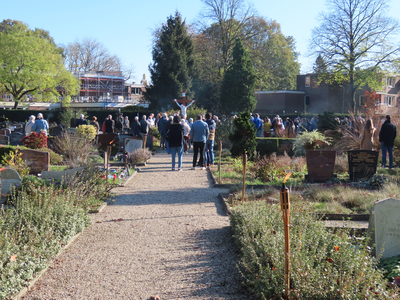 912186 Afbeelding van een ceremonie bij het gerestaureerde pastoorsgraf op de rooms-katholieke begraafplaats bij de ...